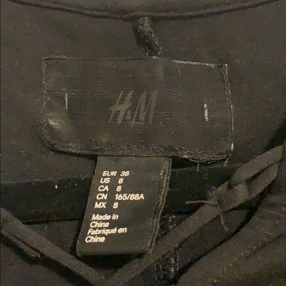 ⭐️3/$20⭐️ H&M Black Bodysuit in 8 - Picture 4 of 5